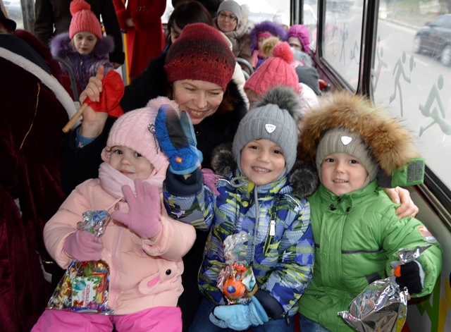 Діти _з_ подарунками